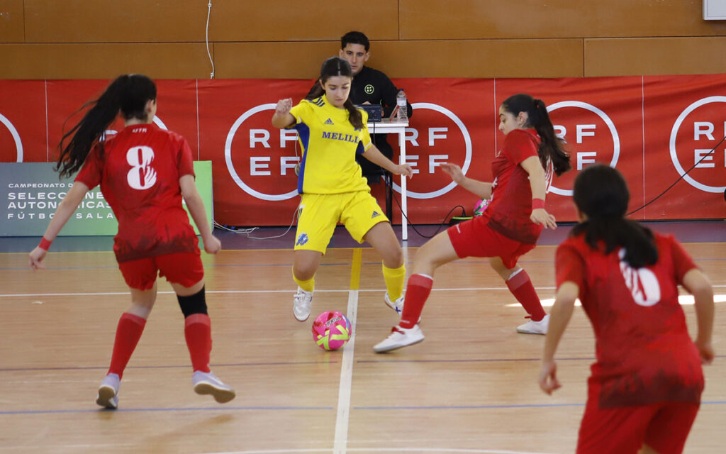 Jugadoras de fútbol sala compiten en un partido entre Melilla y Madrid