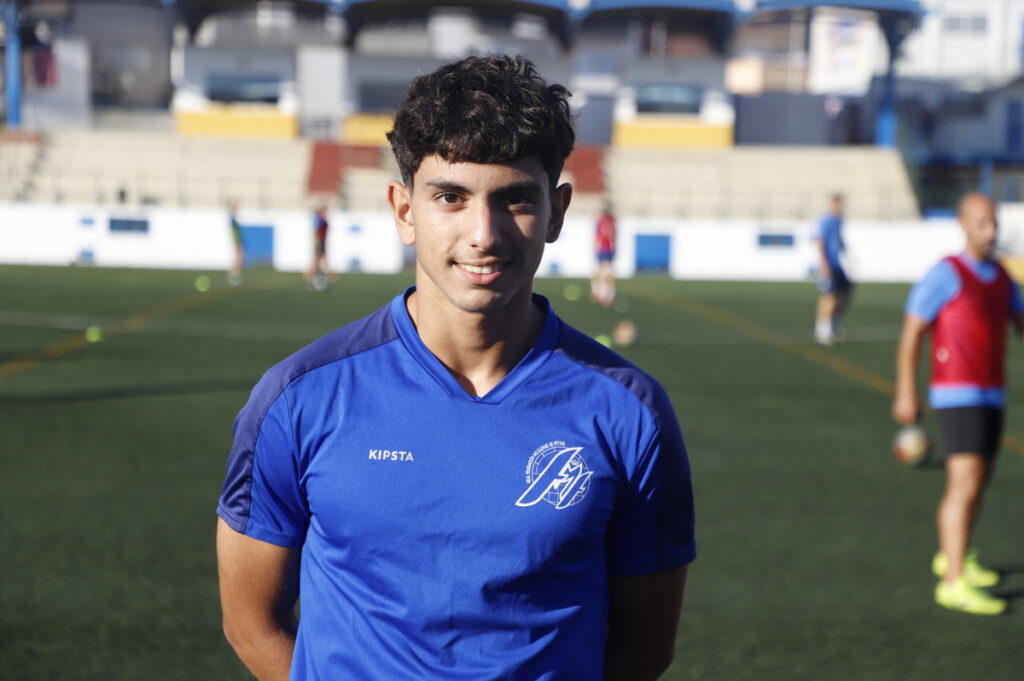 Jugador de fútbol melillense durante un entrenamiento en el campo