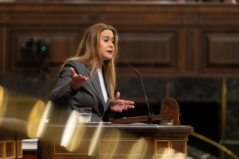 Sofía Acedo del PP hablando sobre migración en el parlamento