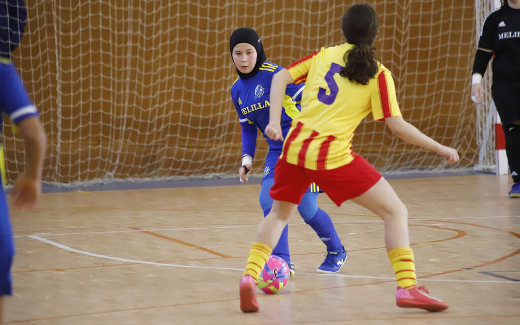 Jugadoras de fútbol sala en un partido entre Melilla y Baleares