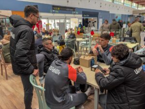 Jugadores de la U.D. Melilla en el aeropuerto esperando su vuelo cancelado