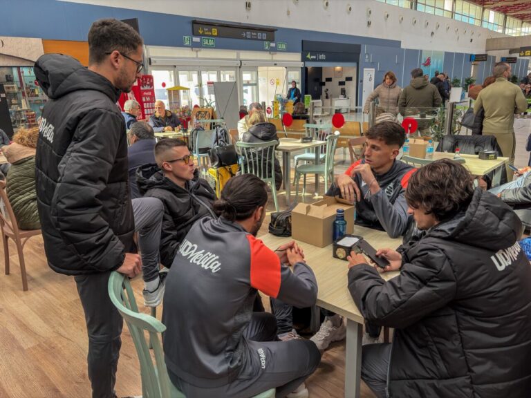 Jugadores de la U.D. Melilla en el aeropuerto esperando su vuelo cancelado