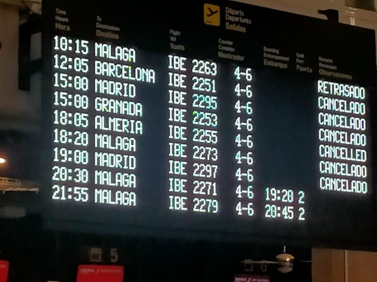 Tablero de salidas en el aeropuerto de Málaga con vuelos y estados