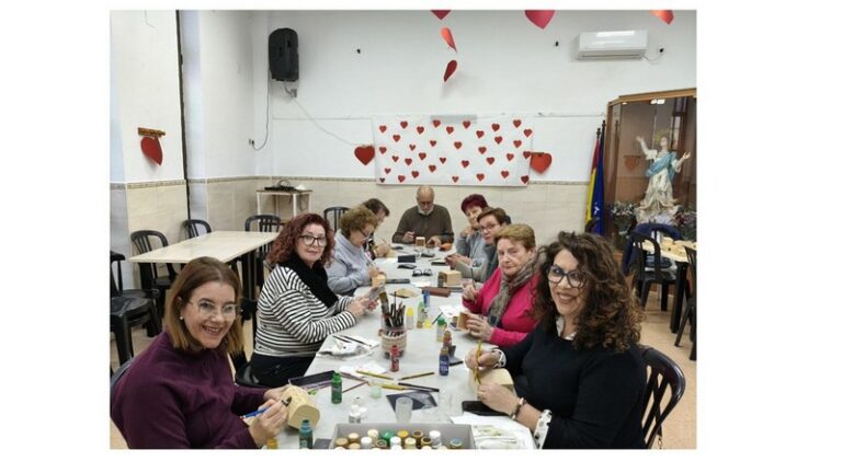 Grupo de personas participando en un taller de pintura en el Tesorillo