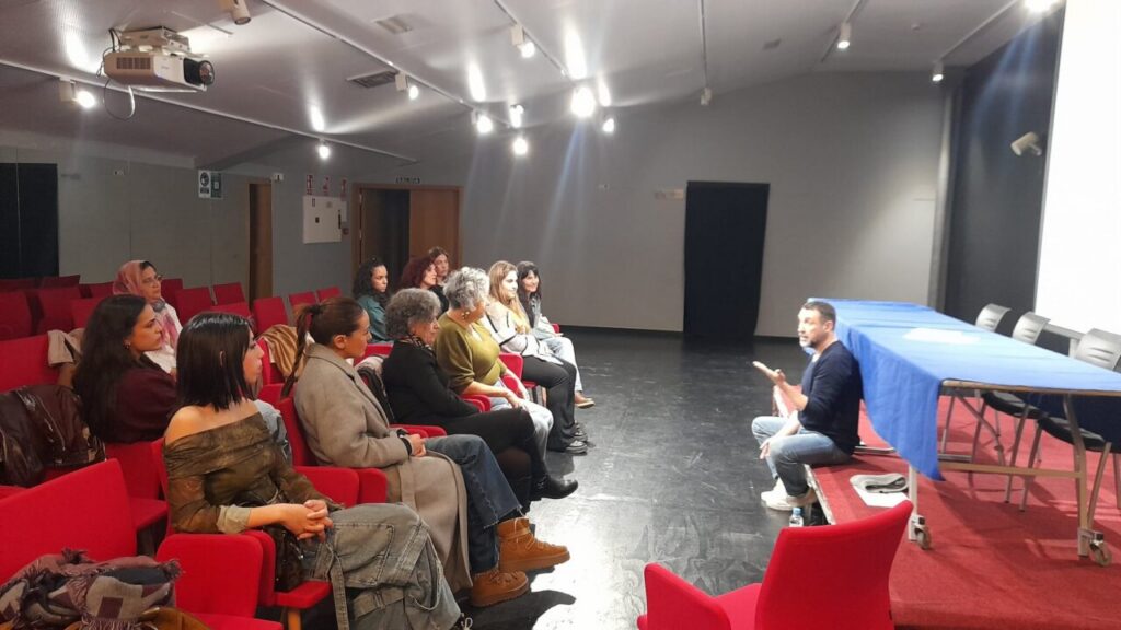 Actrices y aficionados en un taller de teatro del Siglo de Oro en Melilla.