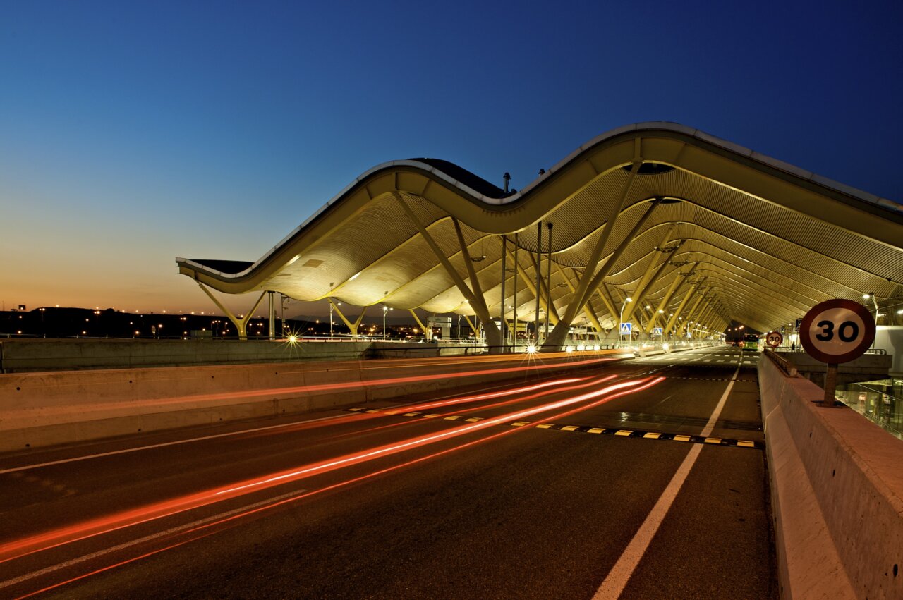 Vista nocturna de la Terminal T4 del Aeropuerto de Madrid-Barajas