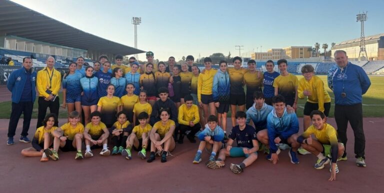Grupo de jóvenes triatletas en la Toma de Tiempos 2026 en Melilla