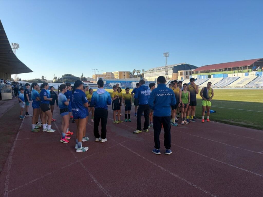 Jóvenes triatletas en la Toma de Tiempos en Melilla