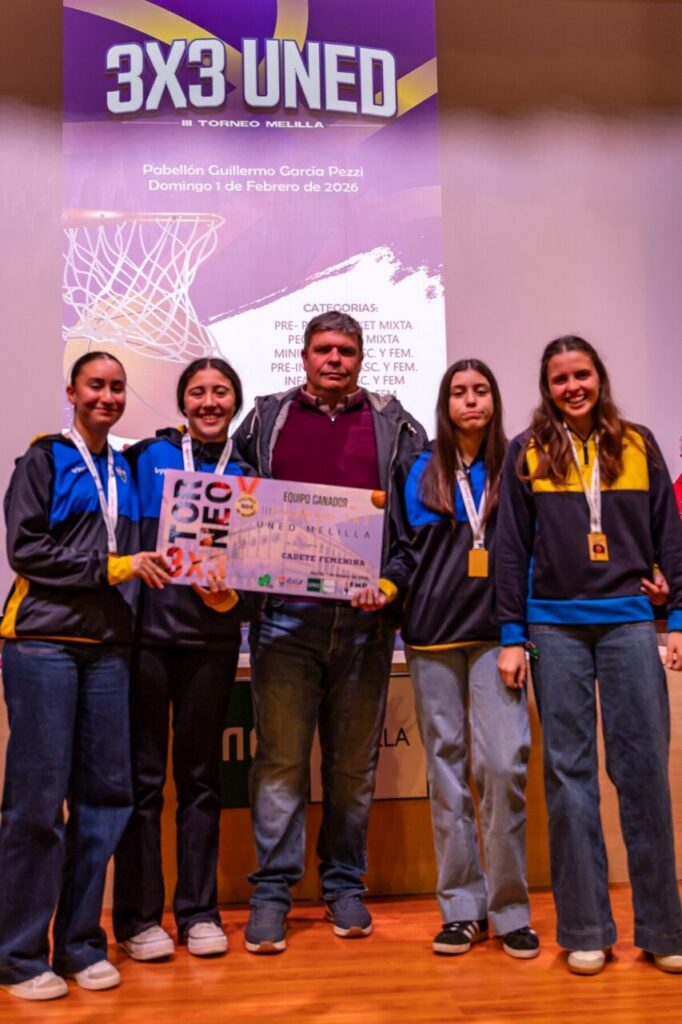 Entrega de trofeos a las campeonas del torneo 3x3 UNED Melilla en categoría cadete femenino