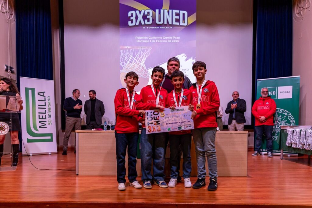 Entrega de trofeos en el III Torneo 3x3 UNED Melilla con jóvenes jugadores