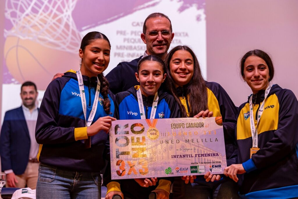 Entrega de trofeos a equipo infantil femenino en torneo de baloncesto