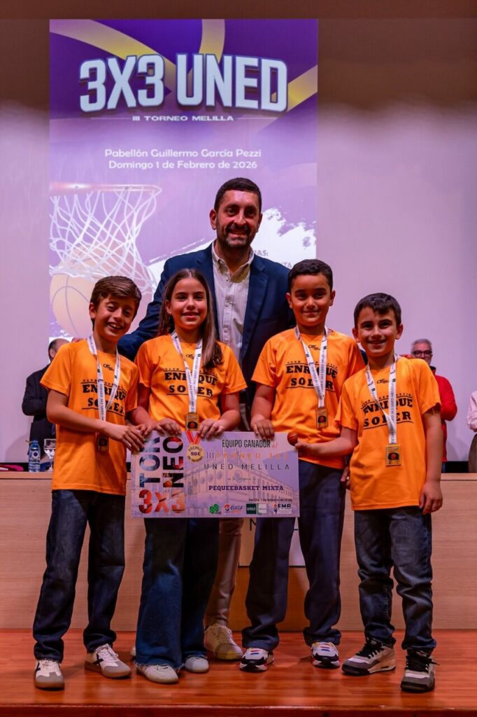 Entrega de trofeos en el torneo 3x3 UNED Melilla con niños ganadores