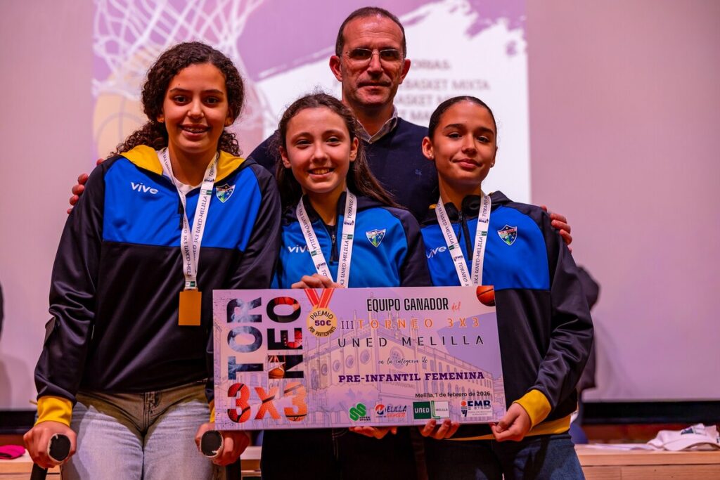 Entrega de trofeos a equipo ganador del torneo 3x3 UNED Melilla en categoría preinfantil femenina