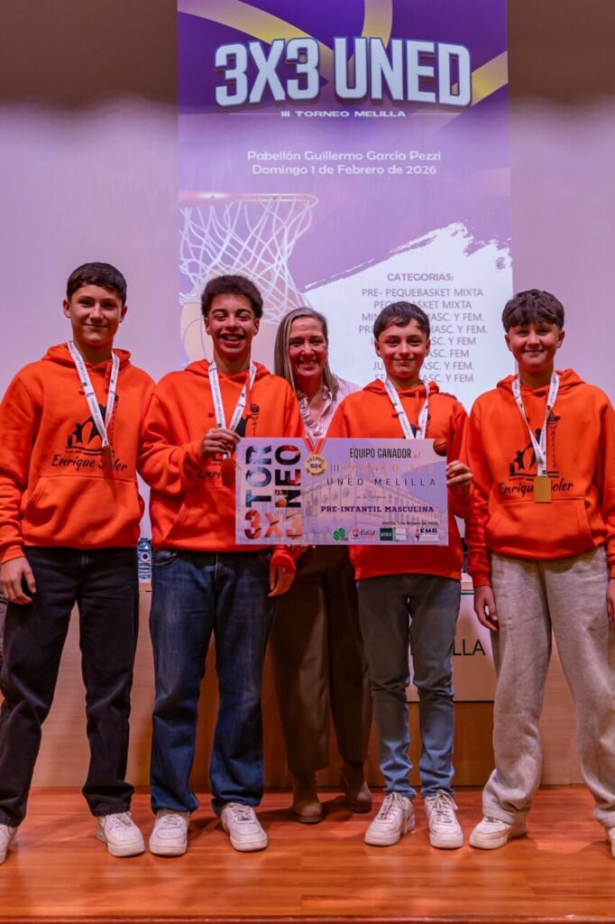 Entrega de trofeos a equipo Preinfantil Masculino en torneo 3x3 UNED Melilla