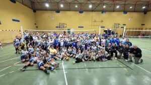 Participantes del torneo de voleibol en el Colegio Juan Caro Romero