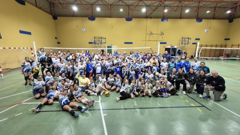 Participantes del torneo de voleibol en el Colegio Juan Caro Romero