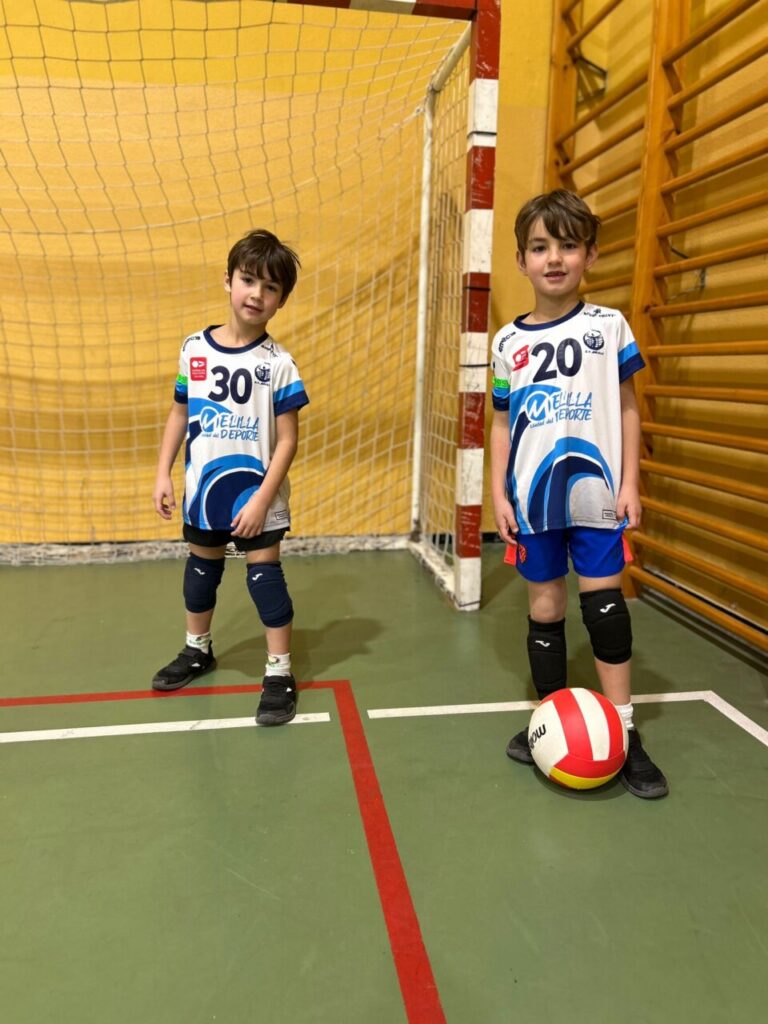 Dos niños en el torneo de voleibol en el Colegio Juan Caro Romero