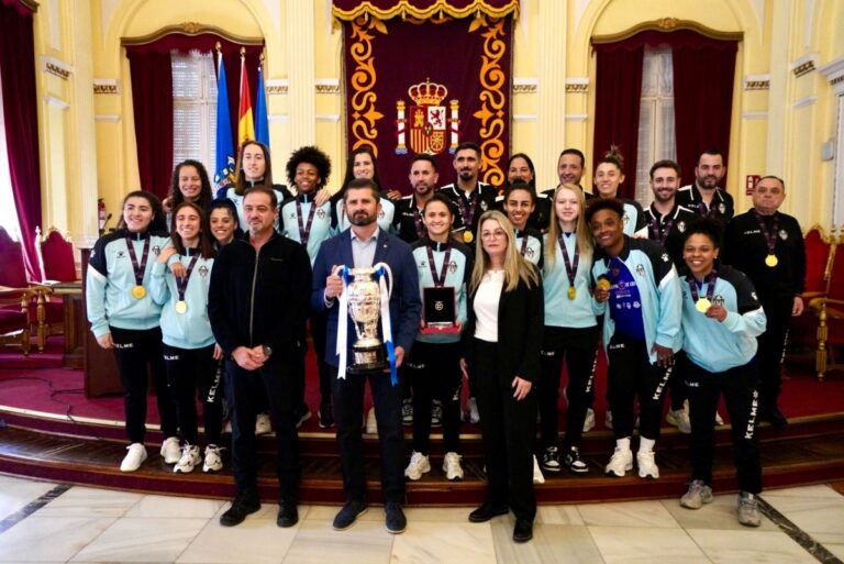 Equipo Torreblanca F.S. posando con la Supercopa de España en el Palacio de la Asamblea.