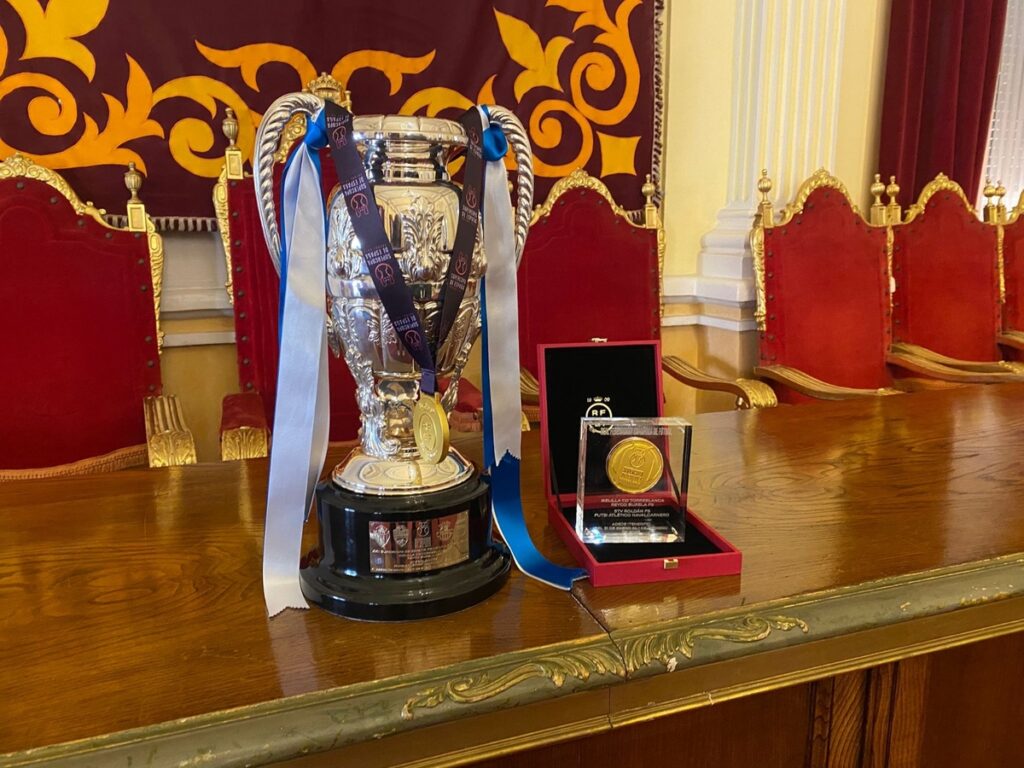 Trofeo de la Supercopa de España en el Salón Dorado