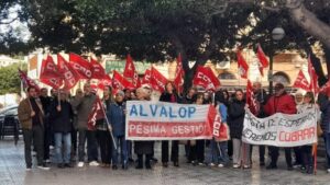 Trabajadores de Alvalop en huelga con pancartas y banderas