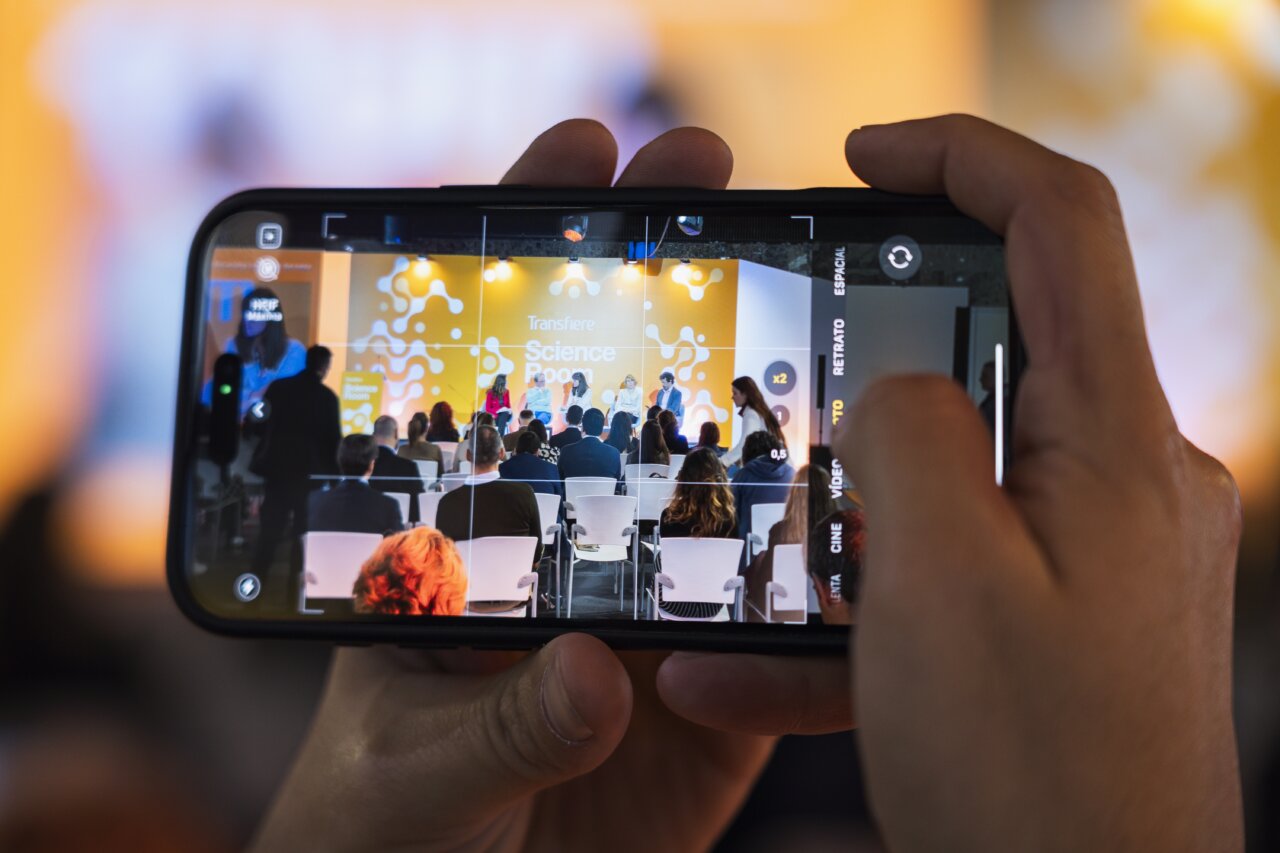 Persona tomando foto de un panel en la feria Transfiere 2026 en Málaga