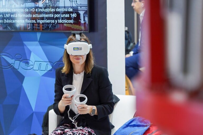 Mujer usando gafas de realidad virtual en feria de innovación