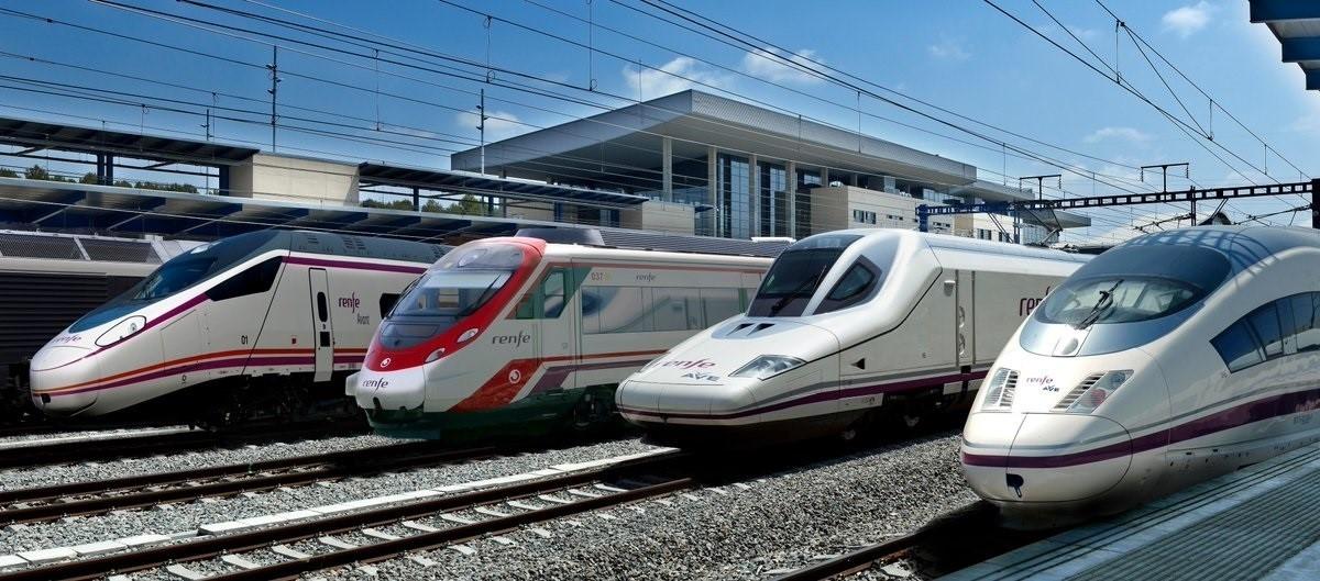 Varios trenes de alta velocidad en una estación de España