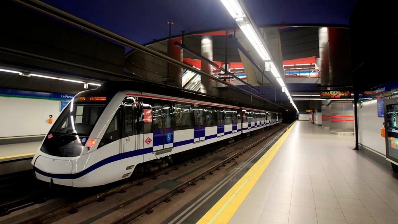 Tren de metro en una estación moderna en España