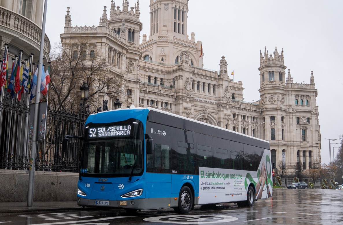 Autobús en Madrid con destino a Sol y Sevilla en un día nublado