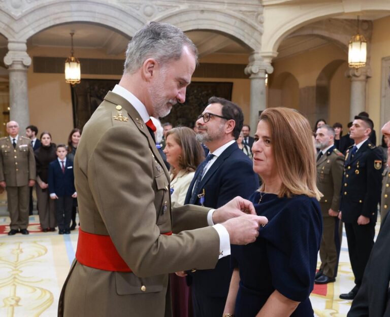 Trinidad Unzueta recibiendo la Cruz de Oficial de la Orden al Mérito Civil