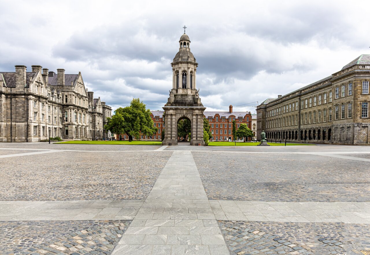 Vista del Trinity College en Dublín con arquitectura histórica y jardines
