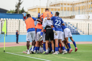 Jugadores de la U.D. Melilla celebrando un momento en el campo.