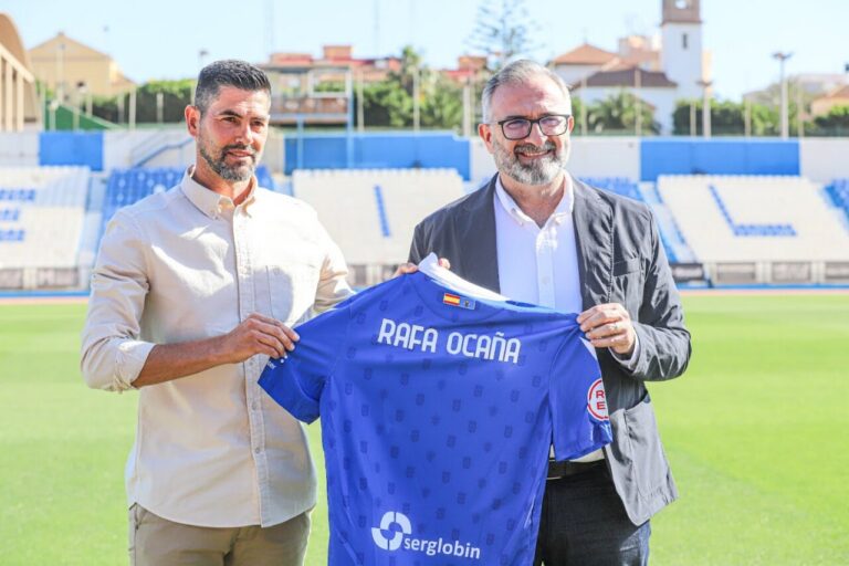 Rafa Ocaña con camiseta de la U.D. Melilla en el campo
