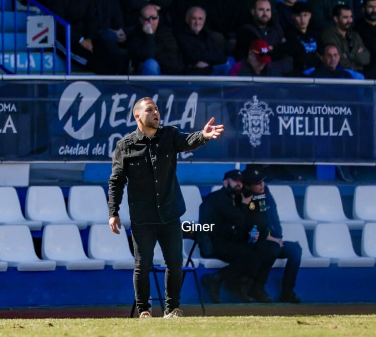 Entrenador Javi Motos dirigiendo al equipo de fútbol U.D. Melilla