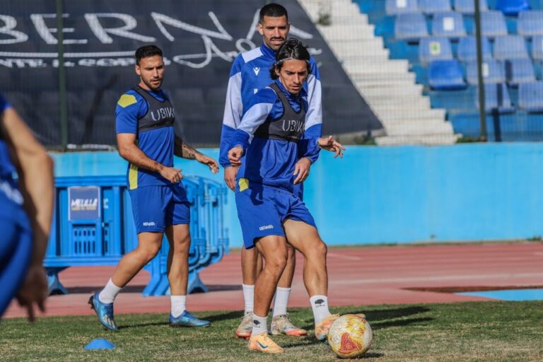 Jugadores de la U.D. Melilla entrenando en el Estadio Álvarez Claro