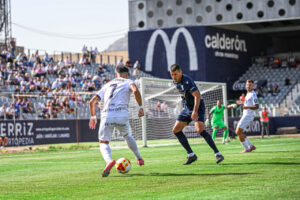 Jugadores de U.D. Melilla y Real Jaén en un partido de fútbol