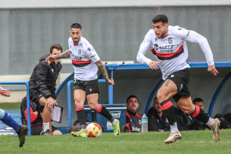 Jugadores de la U.D. Melilla en un partido contra el Xerez C.D.