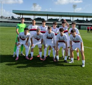 Equipo juvenil de la U.D. Melilla en el campo antes del partido