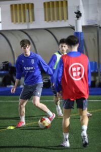 Jugadores de la U.D. Melilla entrenando en el campo de fútbol