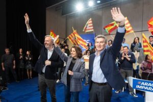 Líderes del PP celebran victoria electoral en Aragón con banderas