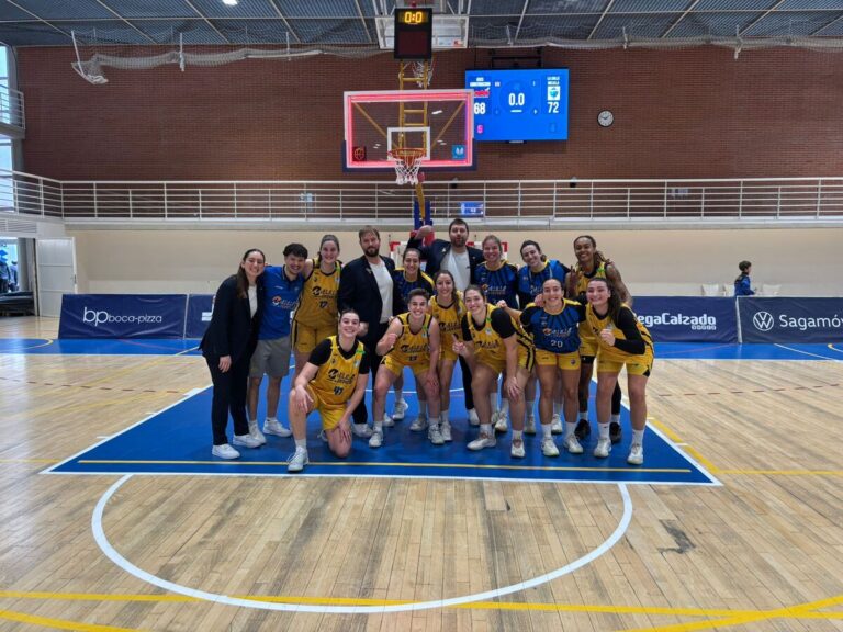 Equipo de baloncesto femenino celebrando victoria en el partido
