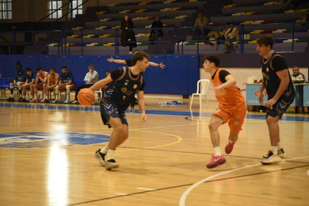 Jugadores de baloncesto en un partido disputado en el Pabellón Municipal.