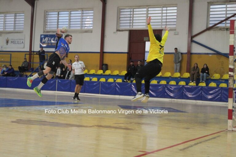 Jugador del Club Melilla Balonmano lanzando a portería durante un partido