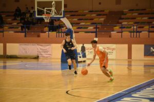 Jugadores de baloncesto en acción durante un partido