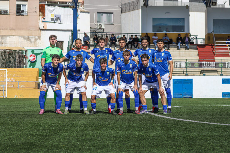 Jugadores de la U.D. Melilla posando en el campo de fútbol