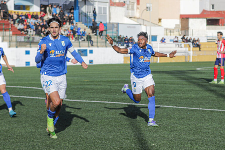 Jugadores de la U.D. Melilla celebrando un gol en el partido contra Torredonjimeno