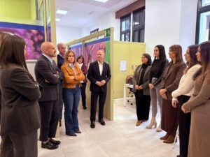 Visita al centro de crisis en Melilla con varias personas presentes.