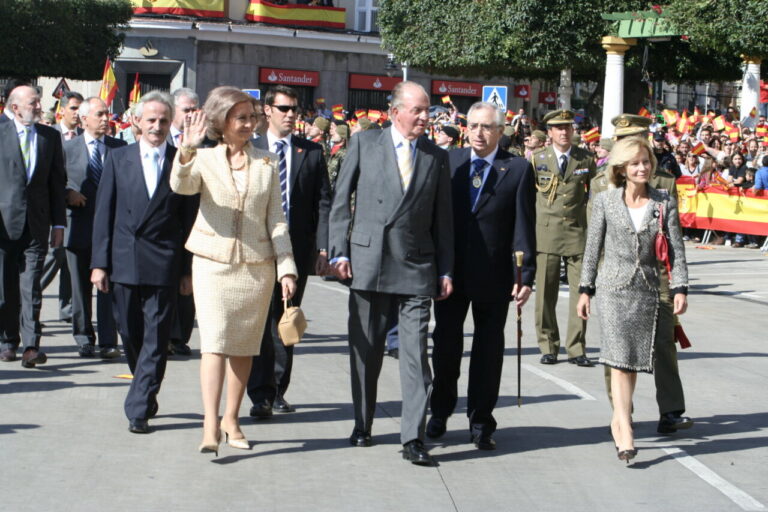 Don Juan Carlos y Doña Sofía durante su visita a Melilla con autoridades