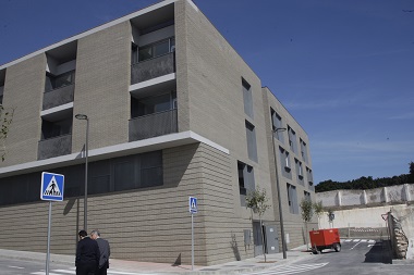 Edificio moderno de viviendas de protección oficial en España