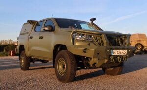 Vehículo medio de transporte táctico VMTT del Ejército español en un entorno rural